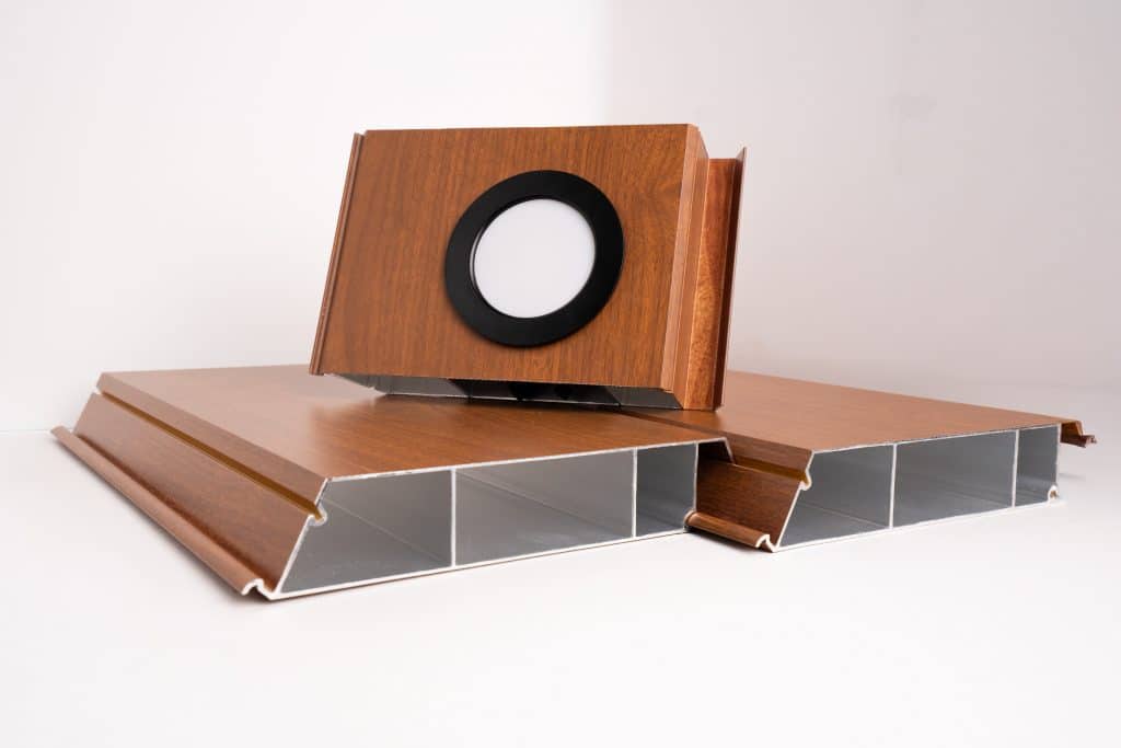Chestnut Woodgrain SolidShade Roof Blade with Pot Light